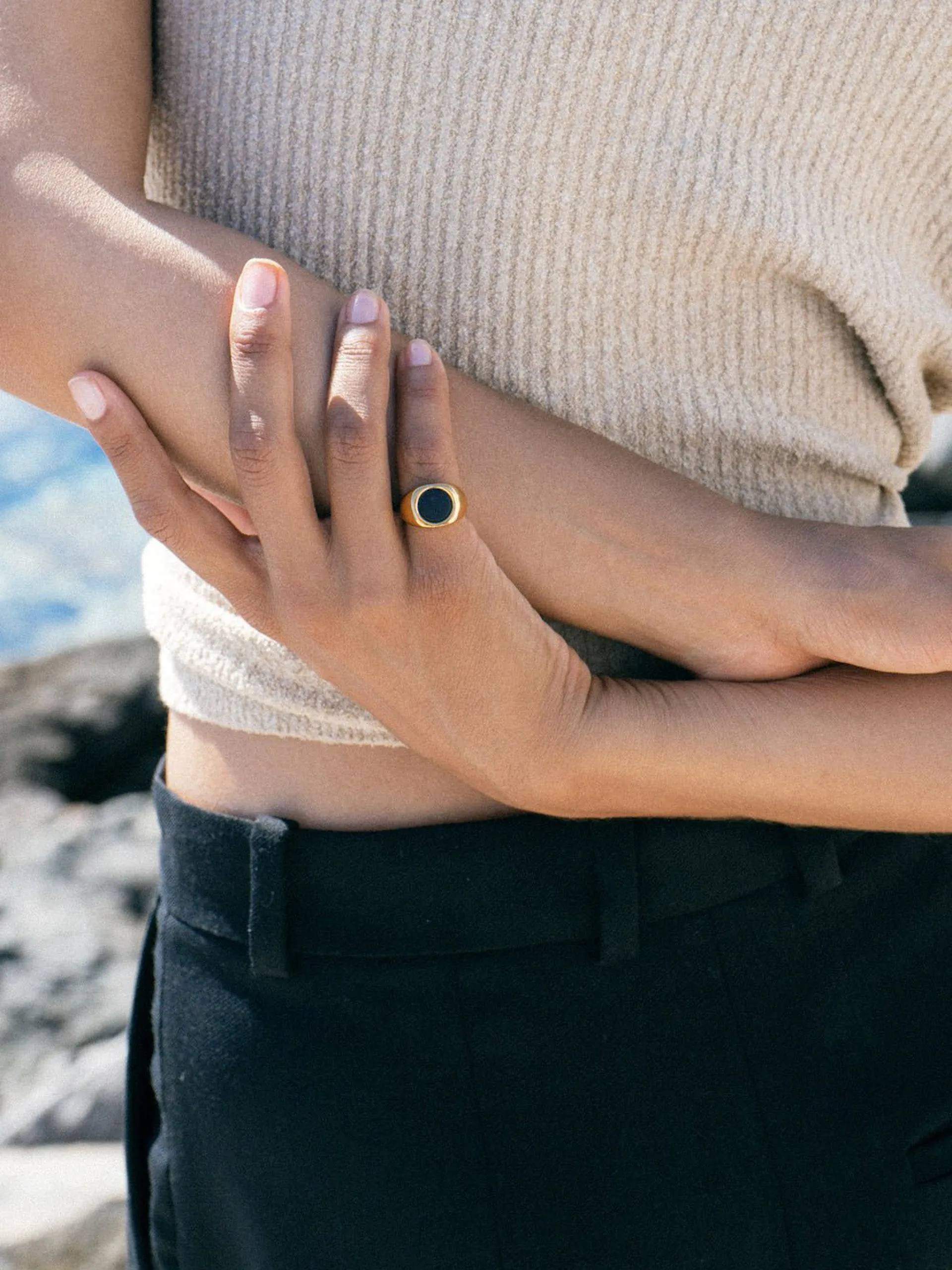 Sunken stone signet ring gold