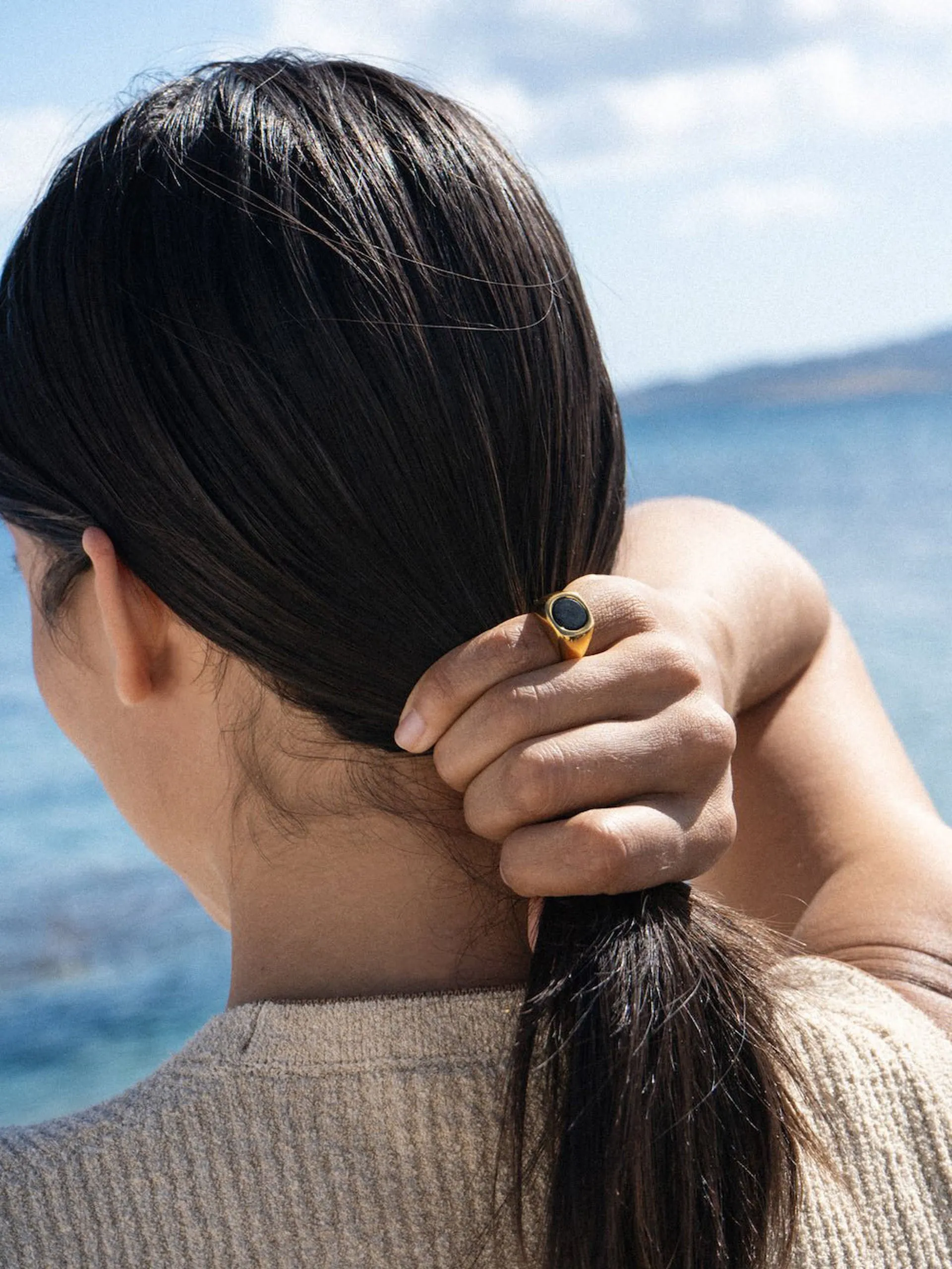 Sunken stone signet ring gold